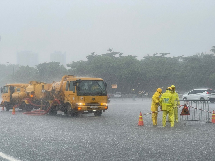 Đơn vị cấp thoát nước được cử tới hiện trường xử lý ngập, úng. Mưa lớn khiến nhiều khán giả ái ngại sẽ ảnh hưởng tới đêm diễn khi tình hình giao thông có thể gặp khó khăn.