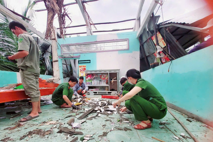 Giông lốc "quét qua", hàng trăm nhà dân ở Cà Mau bị tốc mái