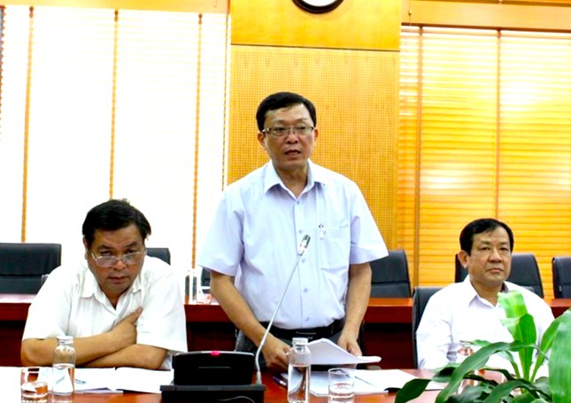 Ông Huỳnh Văn Tâm (đứng) dính sai phạm khi làm Giám đốc Sở Nội vụ tỉnh là vụ án được dư luận quan tâm.