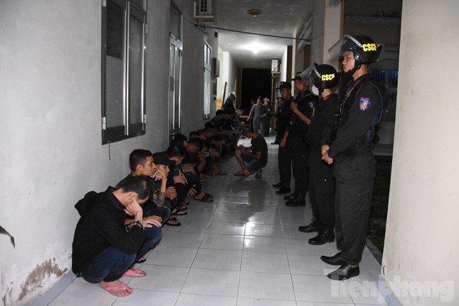 Các đối tượng tại cơ quan công an. Ảnh: Trọng Tín.