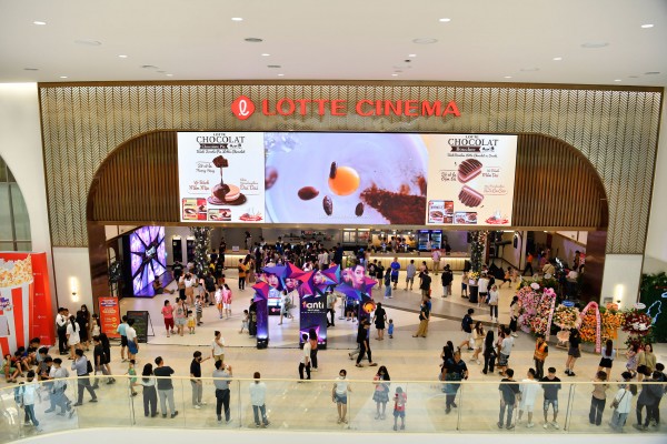 Tại đây còn có rạp chiếu phim Lotte Cinema.