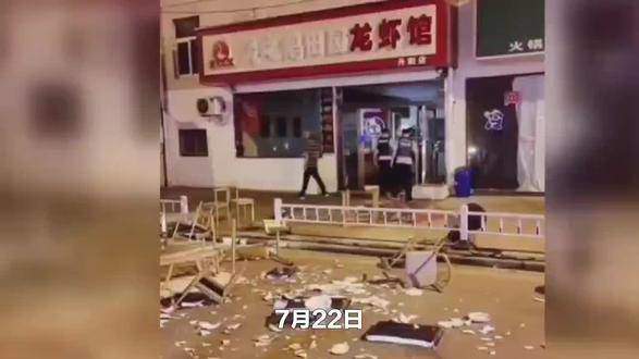 Bàn ghế, bát đĩa bị đập phá.