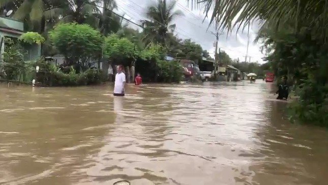 Mưa to gây ngập trên tuyến tỉnh lộ 955B thuộc huyện Tri Tôn. Ảnh: PV.