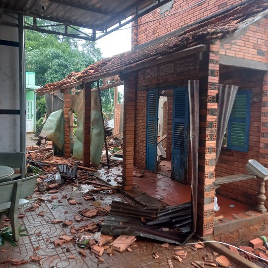 Một ngôi nhà bị lốc xoáy tốc ngói tại thị trấn Đất Đỏ