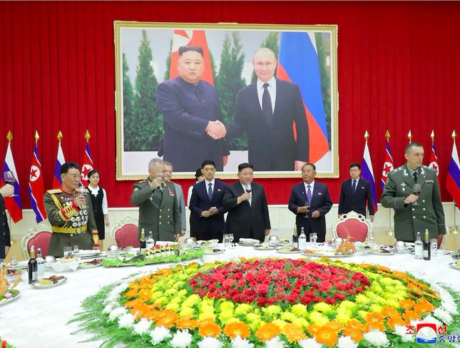 Bức ảnh cỡ lớn chụp khoảnh khắc Chủ tịch Triều Tiên Kim Jong Un và Tổng thống Nga Vladimir Putin gặp nhau năm 2019. (Ảnh: KCNA)