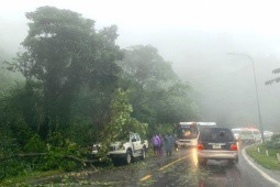 Đèo Bảo Lộc sạt lở nặng trong mưa, đang chặn xe