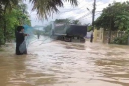 Tin tức trong ngày - Mưa to kéo dài, tỉnh lộ 955B ở An Giang chìm trong "biển nước"