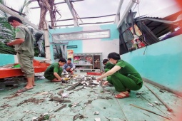 Tin tức trong ngày - Giông lốc "quét qua", hàng trăm nhà dân ở Cà Mau bị tốc mái
