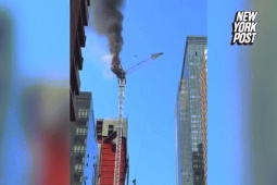 Phi thường - kỳ quặc - Video: Cần cẩu xây dựng ở Mỹ bất ngờ bốc cháy rồi đổ sập