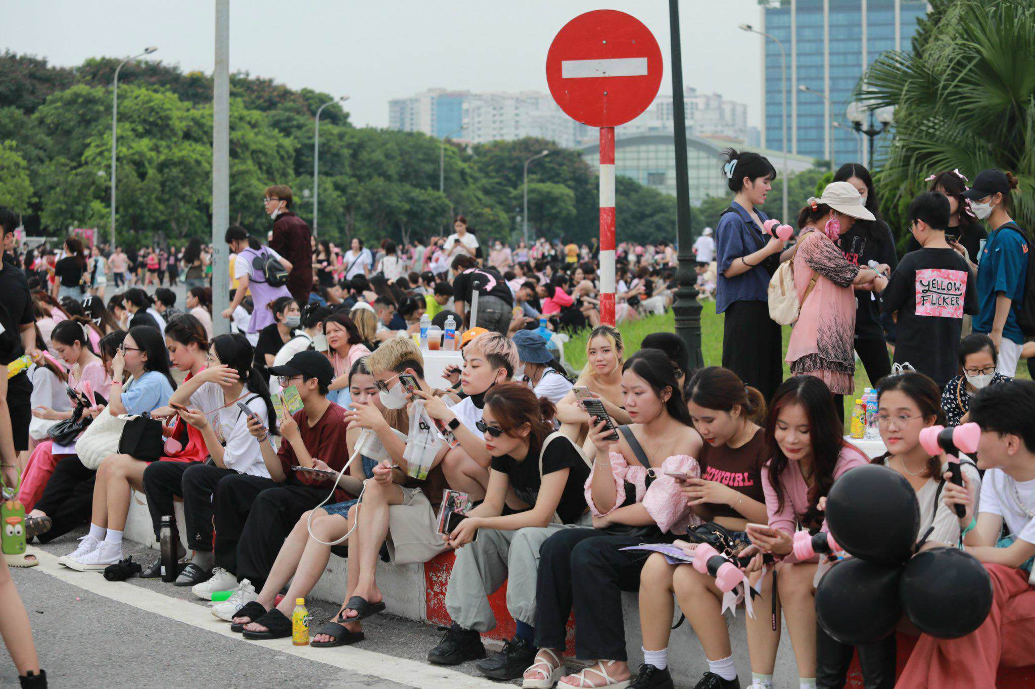 Người hâm mộ ngồi chật kín ở ven đường chờ đến "giờ G".