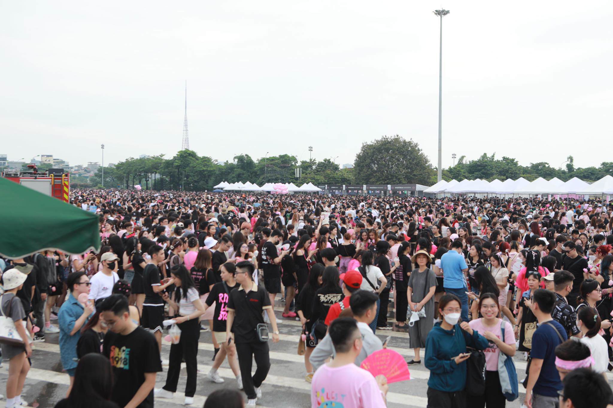 Theo ghi nhận của PV vào chiều nay, "biển người" hâm mộ đã đổ về sân vận động Mỹ Đình để tham dự đêm nhạc của 4 cô gái Blackpink.