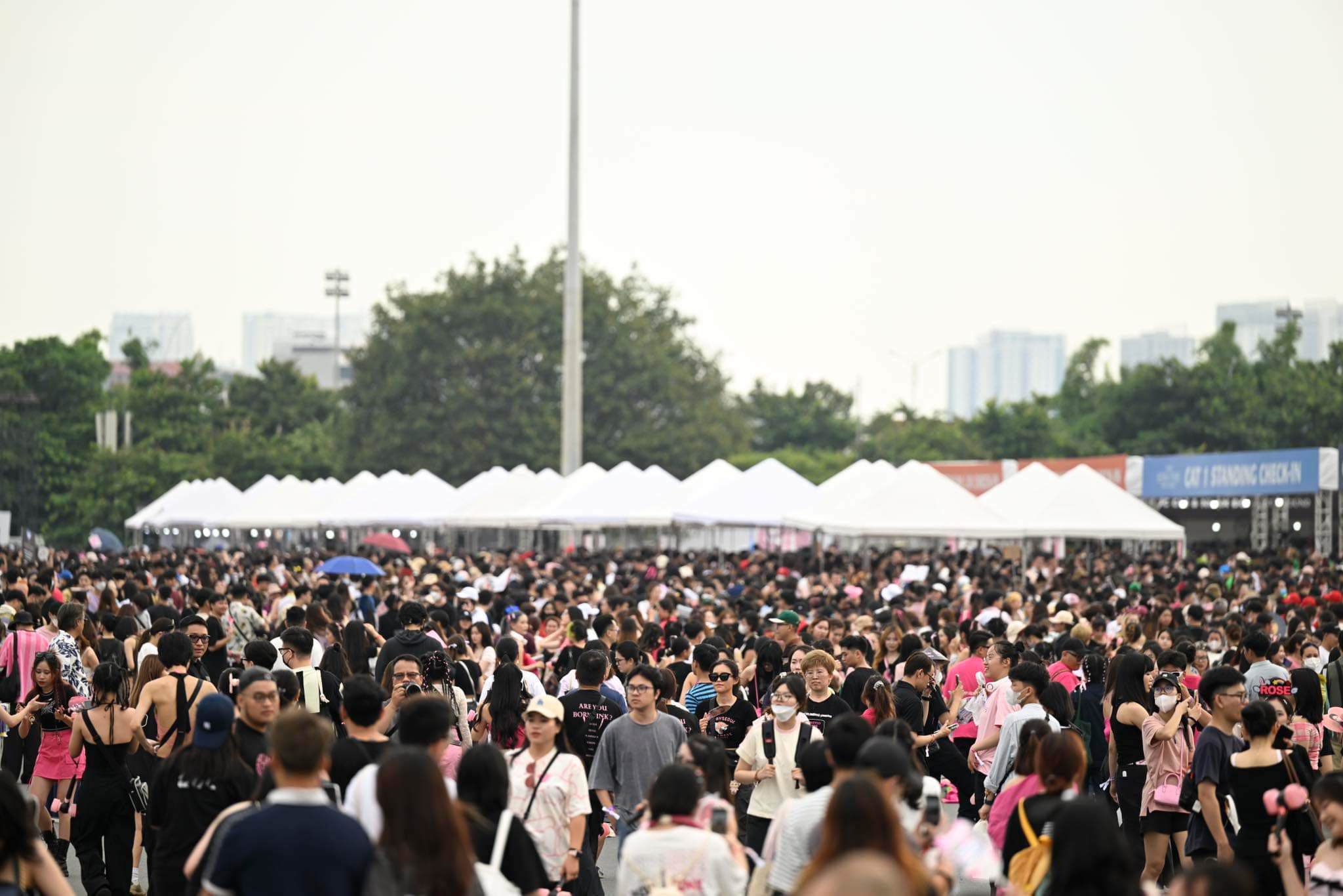 Khu vực trước cửa sân vận động Mỹ Đình chật cứng người.