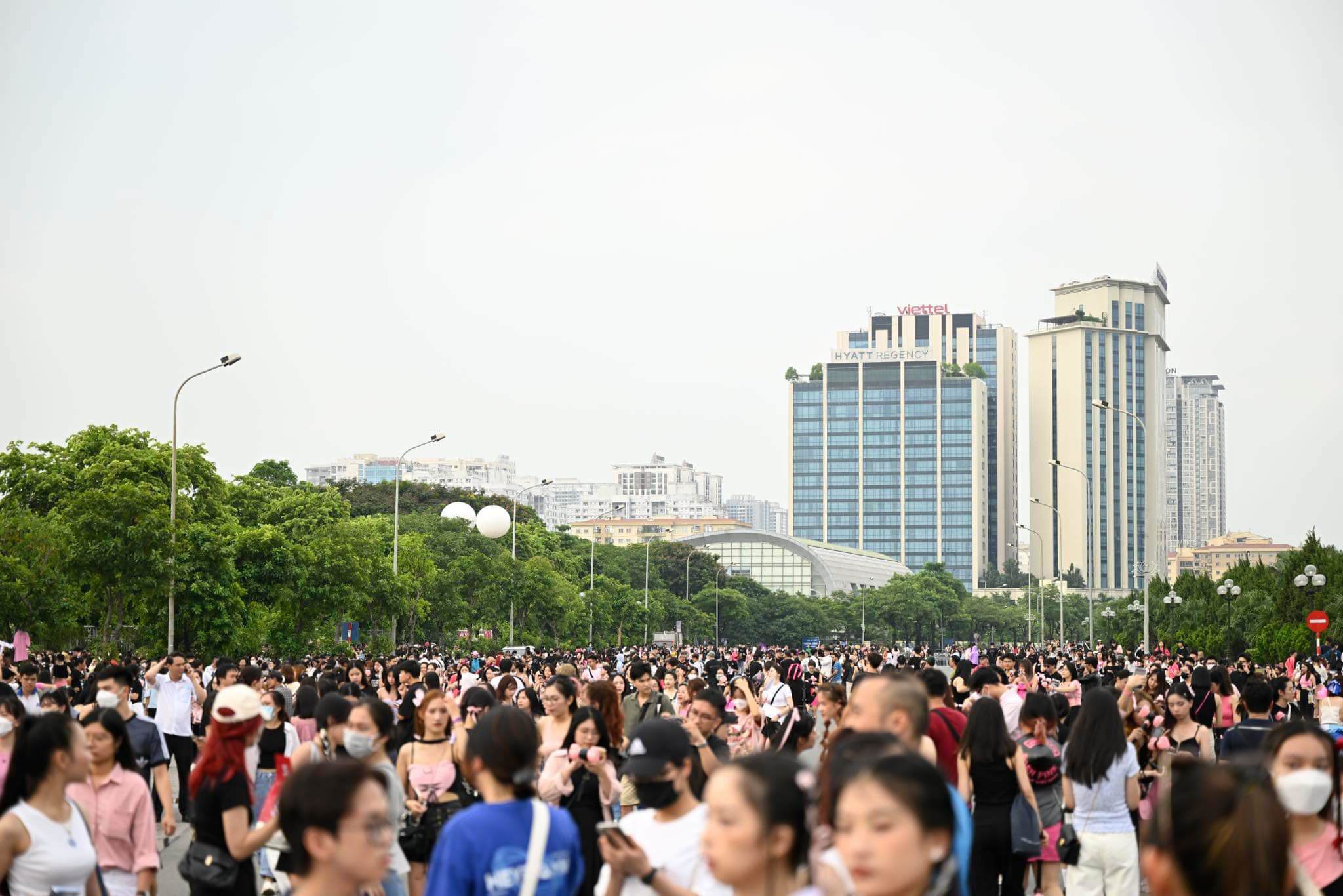 Lượng người đến xem đêm nhạc thứ 2 đông hơn hôm qua.