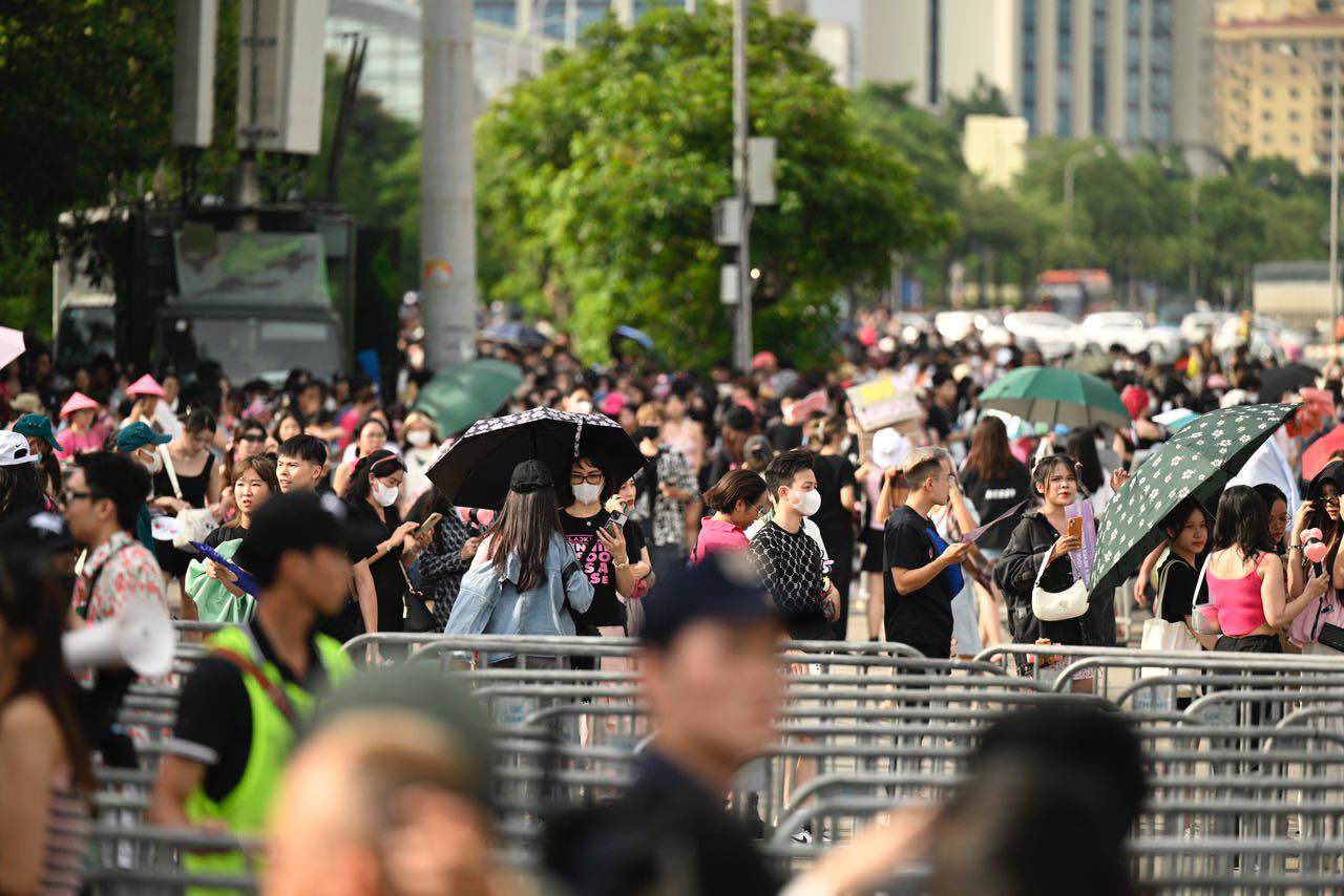 Khu vực trước sân vận động Mỹ Đình đông nghịt người.