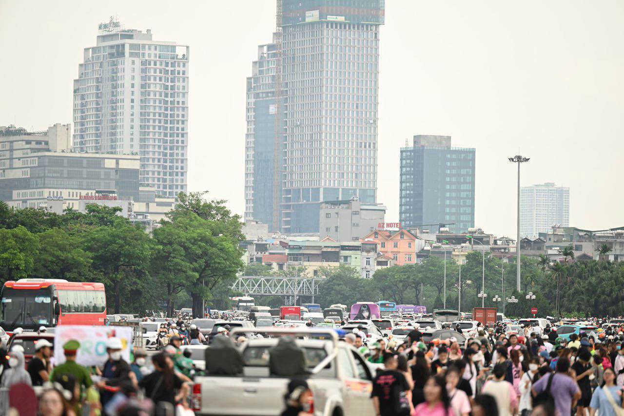 Tuyến đường Lê Quang Đạo ùn tắc kéo dài.