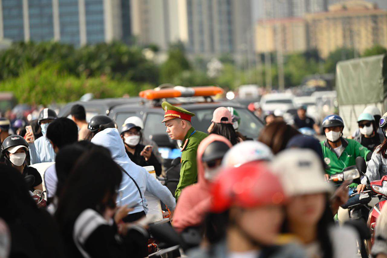 Lực lượng cảnh sát phải căng mình để phân làn giao thông