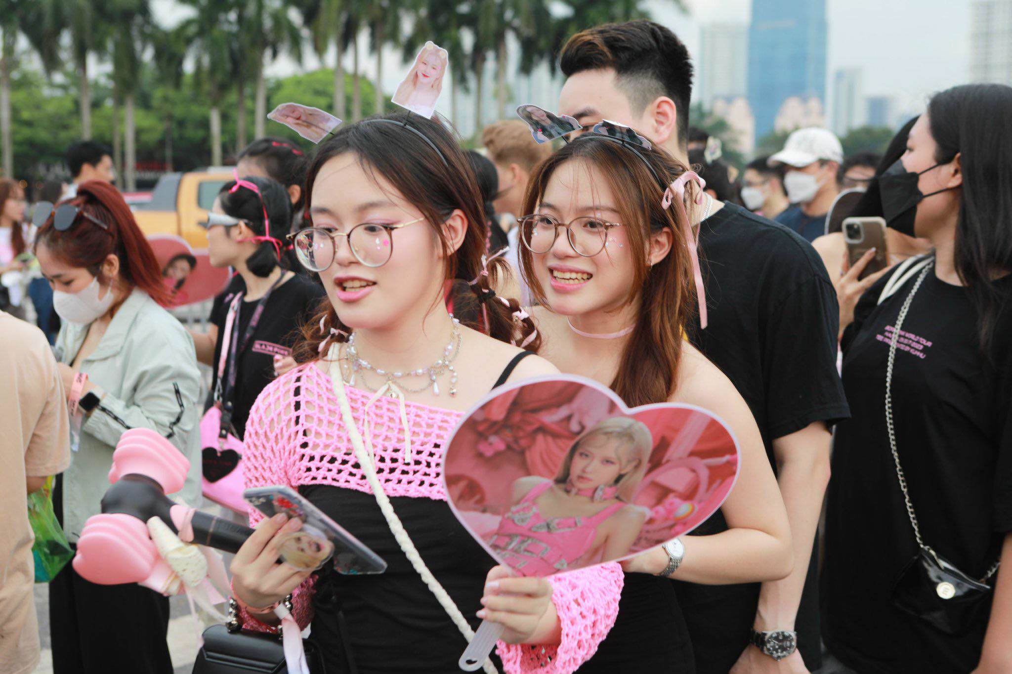 Nhiều bạn trẻ háo hức chờ đến giờ diễn ra concert