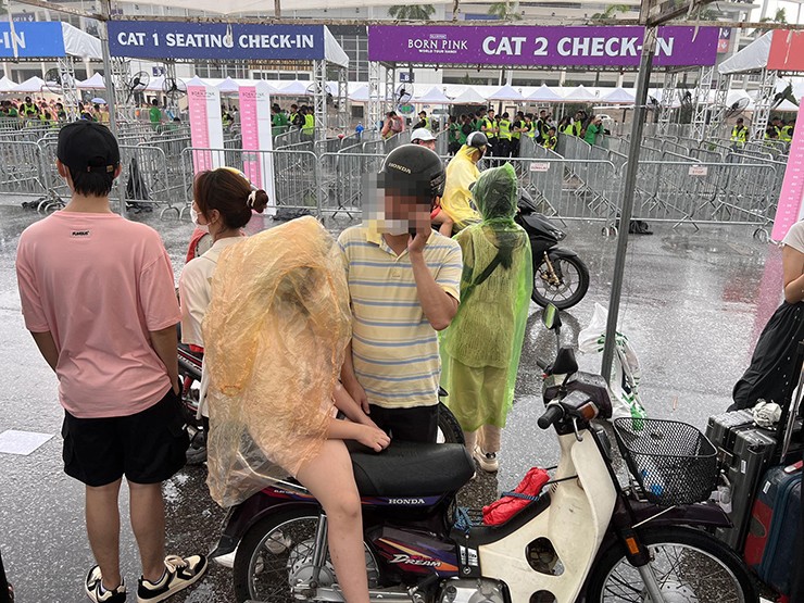 Người bố dẫn con gái đến sân vận động để mua vé nhưng vì giá quá cao không thể mua được.