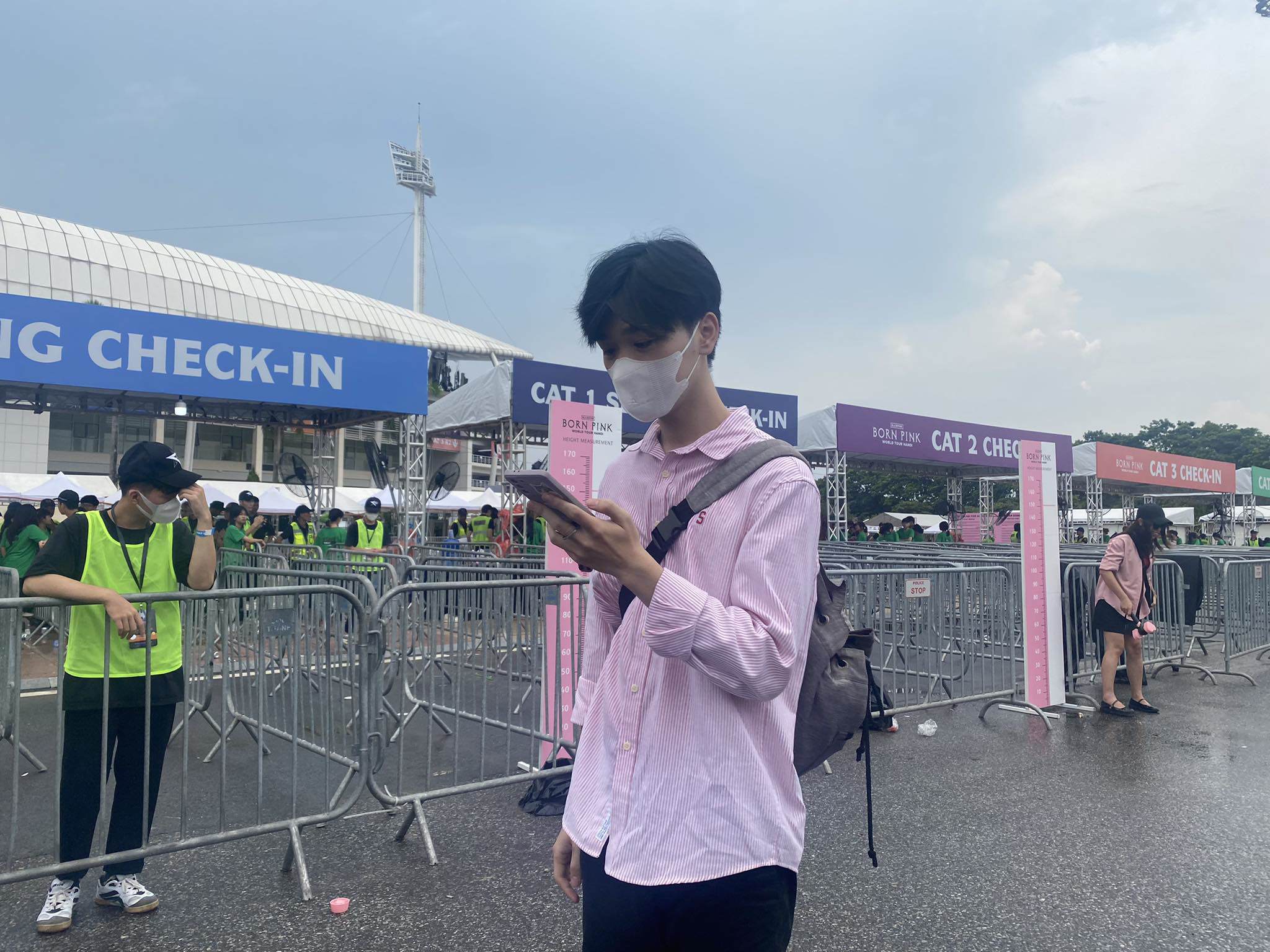 Thắng đang liên hệ với người pass vé để giao dịch.