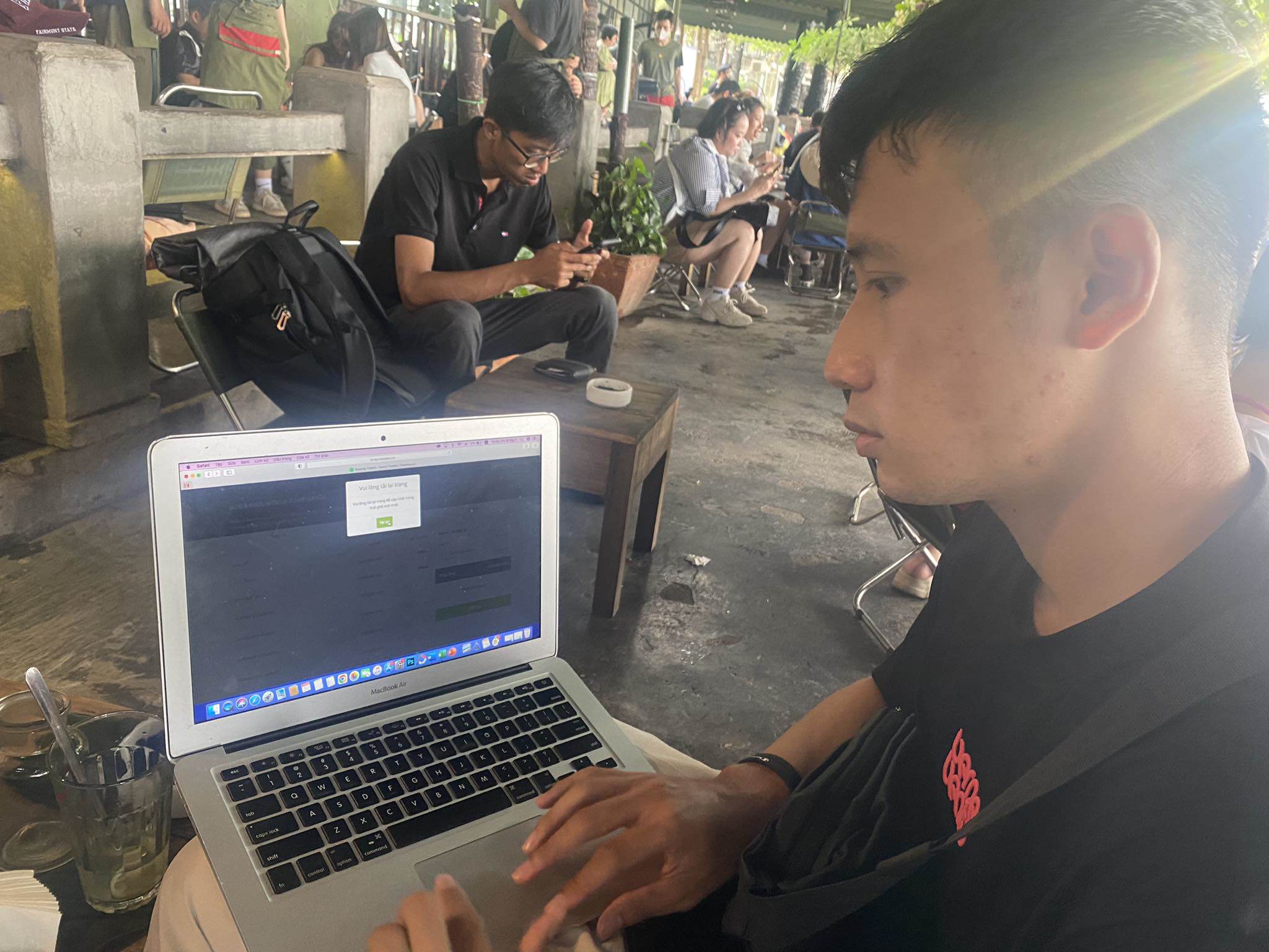 Hồng Quang vào trang web để mua vé nhưng bất thành.