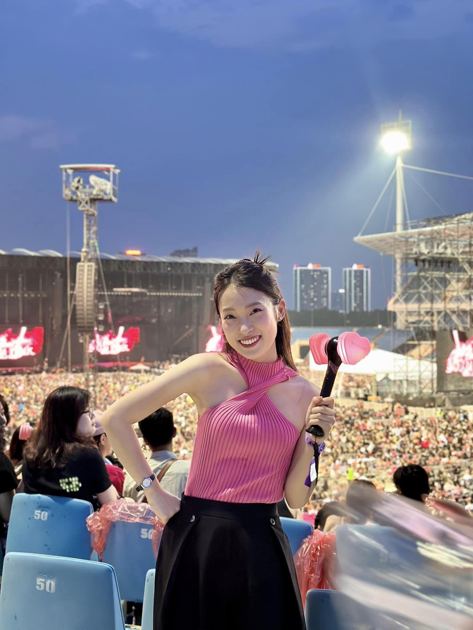 Clip Khánh Vy cổ vũ trong concert Blackpink