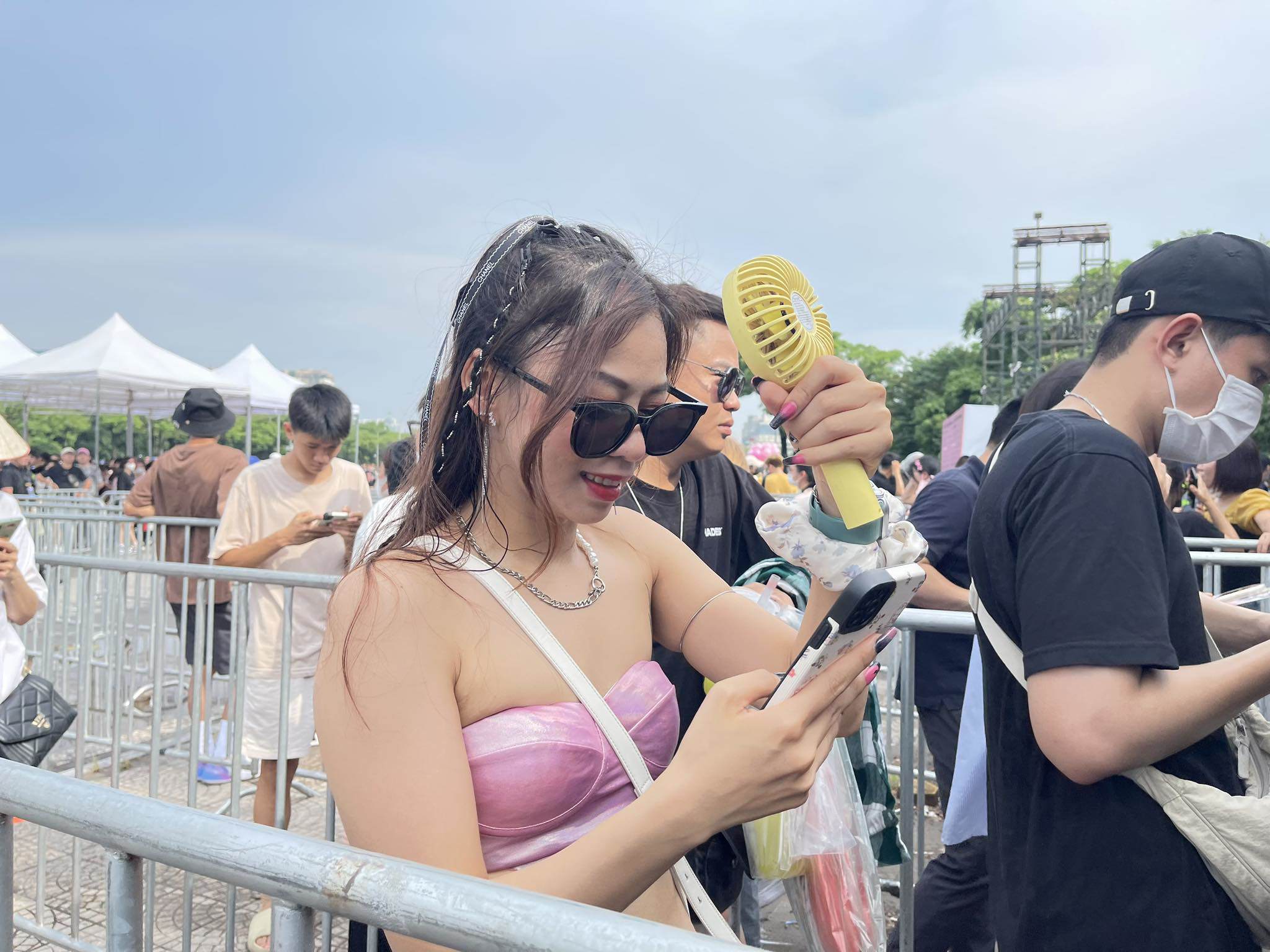 Chị Nga Vũ (ở Hà Nội) cho biết: “Tôi nhận được tin ban tổ chức mở bán thêm vé nên vội ra mua cho em gái. Tuy nhiên, ban tổ chức chỉ bán vé bằng tiền mặt nên giờ phải đi rút tiền”, chị Nga nói.