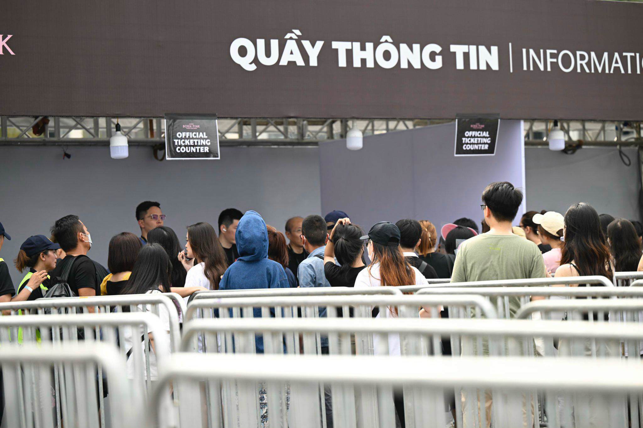 Chiều cùng ngày, ban tổ chức đêm nhạc Blackpink đã bán vé trực tiếp tại quầy thông tin trước sân vận động Mỹ Đình.