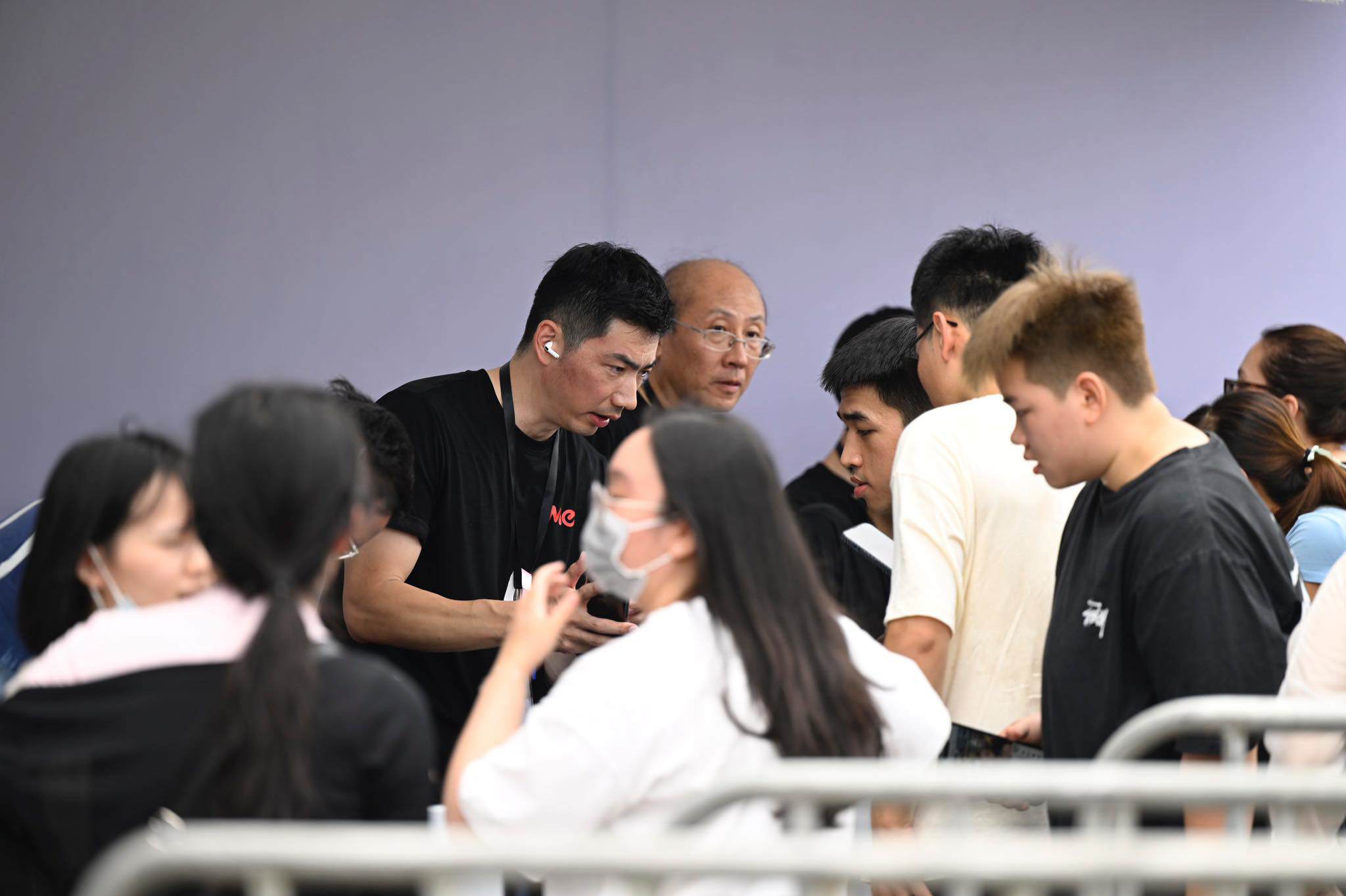 Việc công bố bán thêm vé ngay sát giờ diễn khiến rất nhiều fan Blackpink chưa mua kịp vé ở những đợt trước vui mừng. Khán giả giờ đây đã có thể mua được vé với giá gốc, đảm bảo uy tín và tránh được trường hợp "tiền mất tật mang". Ngay sau đó, rất đông người hâm mộ đã ra xếp hàng để mua vé.