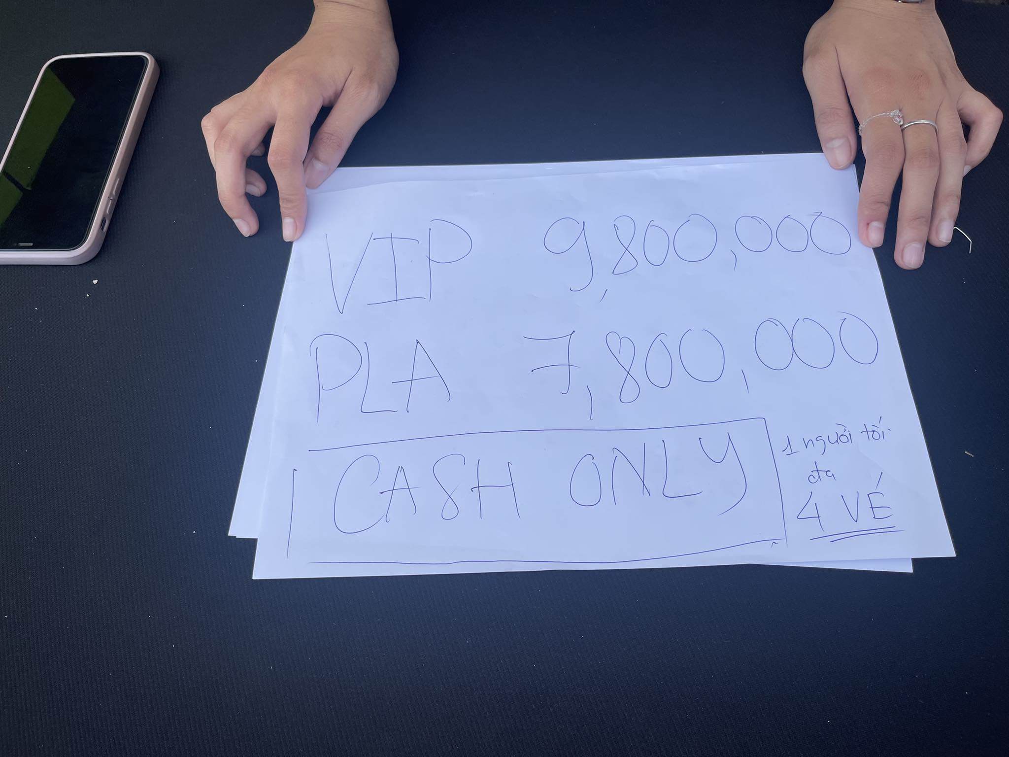 Tuy nhiên, ban tổ chức chỉ bán 2 loại vé VIP là 9,8 triệu đồng và vé Platinum là 7,8 triệu đồng. Mỗi người chỉ được mua 4 vé. 