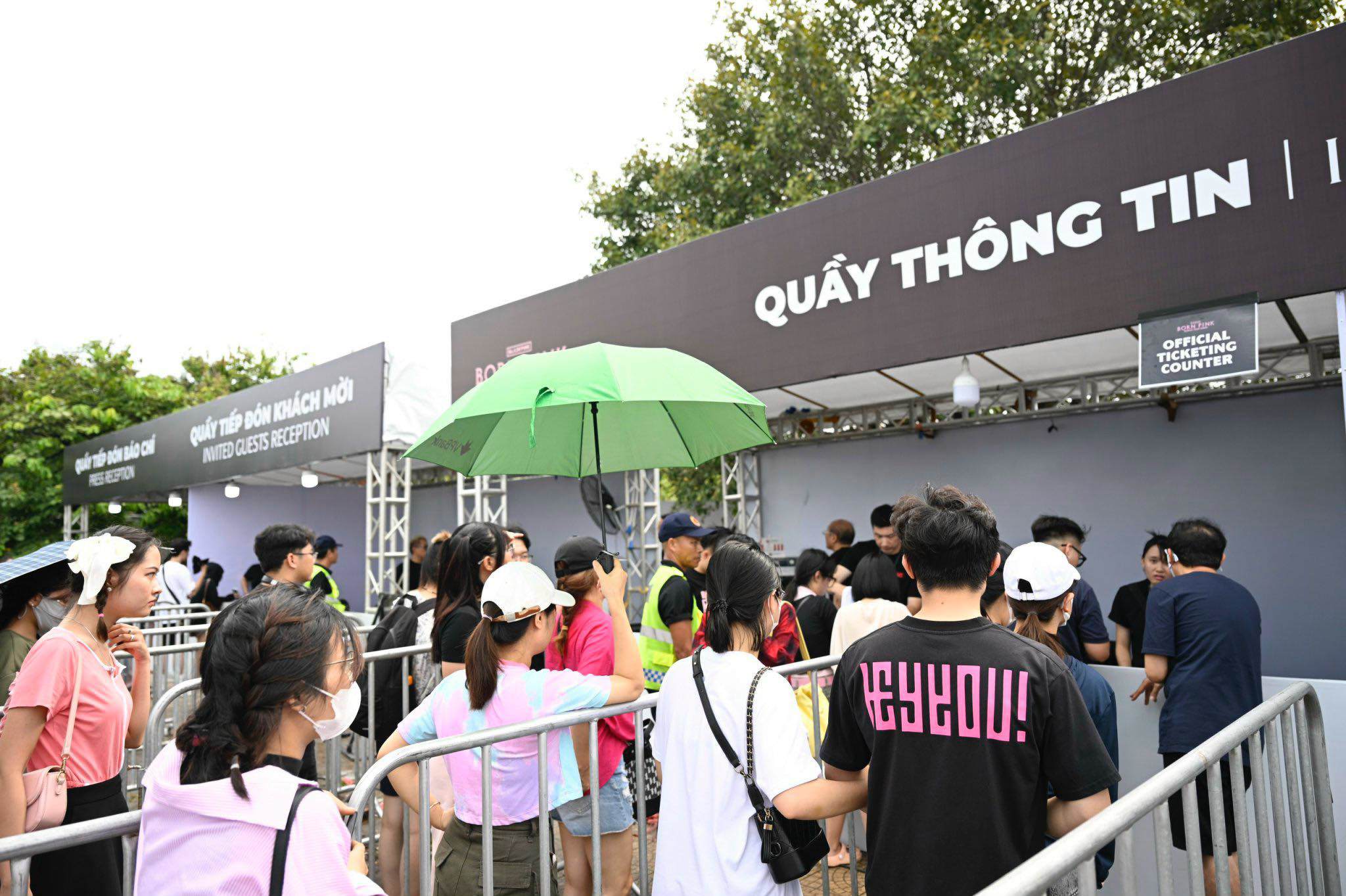 Ngoài ra, ban tổ chức cũng yêu cầu người dân đến mua vé phải thanh toán bằng tiền mặt, không nhận chuyển khoản.