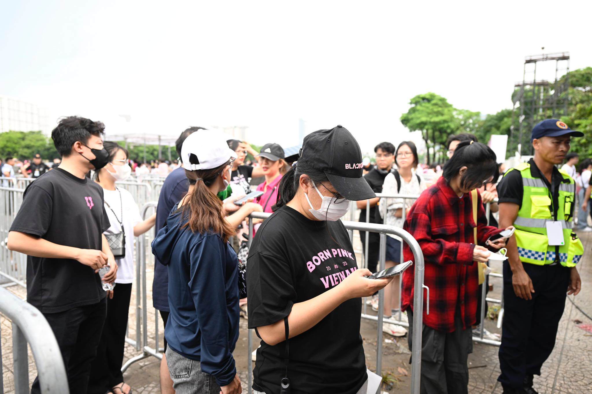 Do chỉ bán 2 loại vé VIP và Platinum, nên nhiều fan hâm mộ đành quay ra vì không đủ khả năng tài chính.