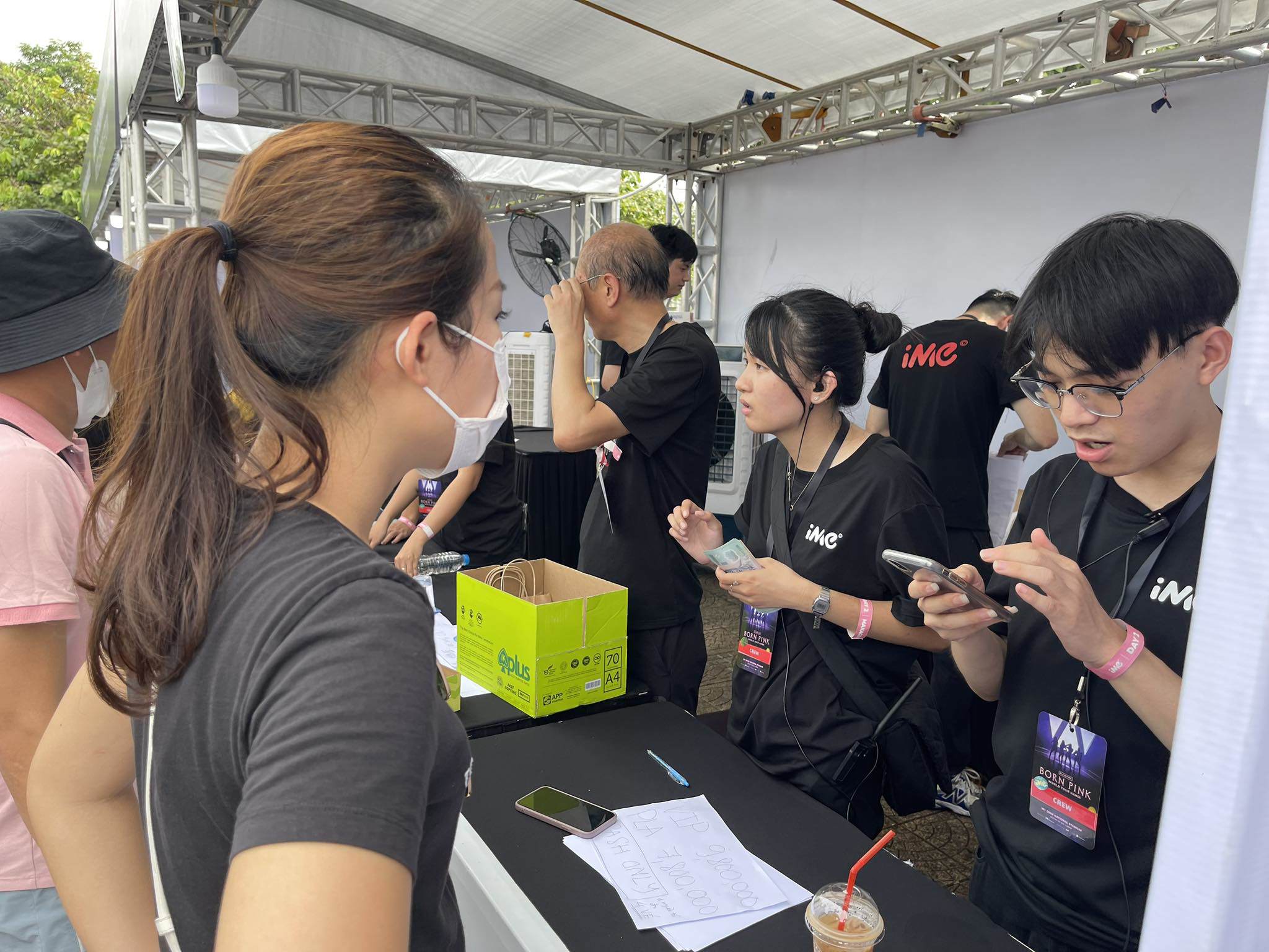 Ban tổ chức mở bán vé trực tiếp tại quầy nhưng chỉ thu tiền mặt khiến không ít khán giả mướt mồ hôi chạy đi rút tiền hoặc gọi người thân nhờ trợ giúp.