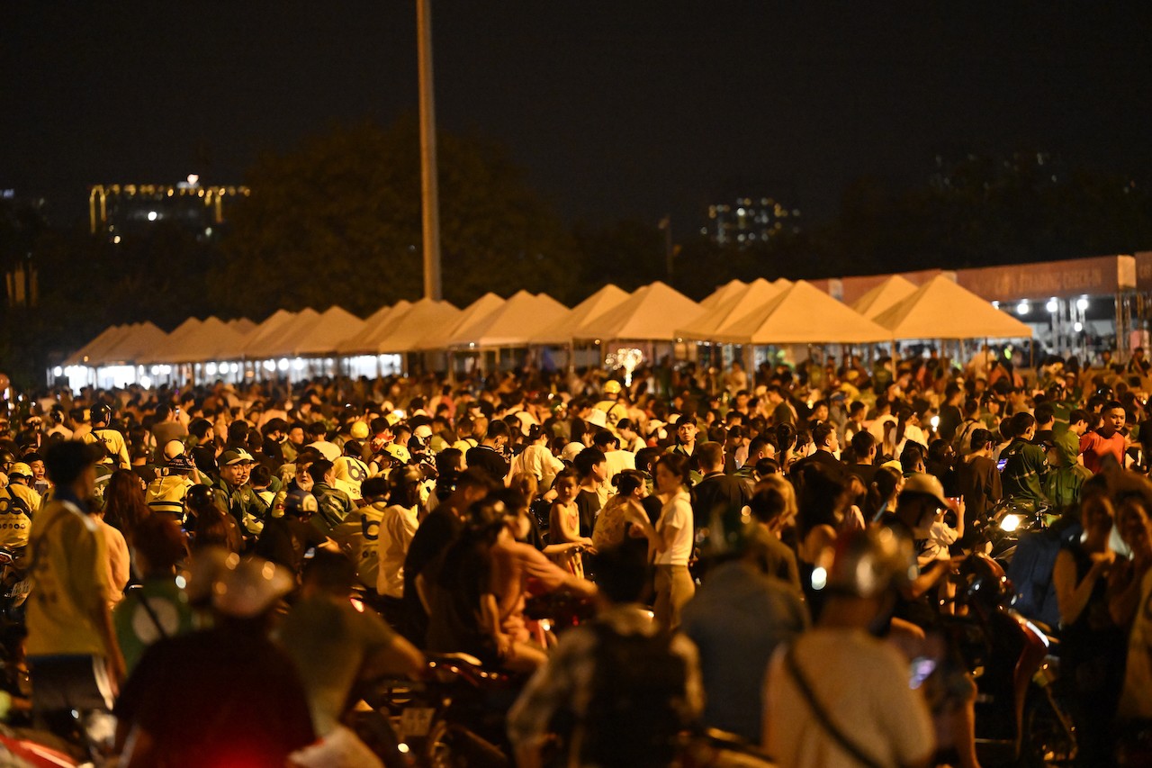 Hàng nghìn khán giả ra ngoài sau đêm nhạc.