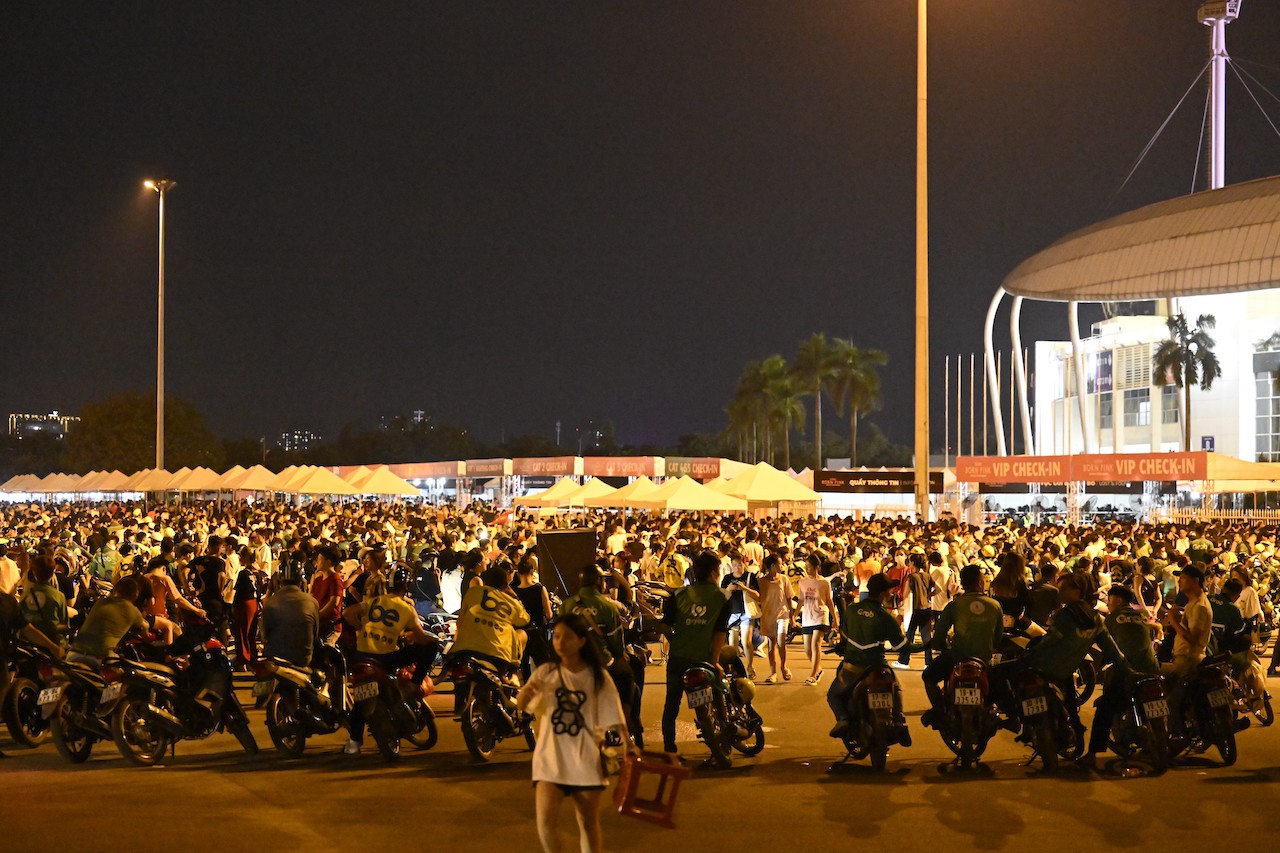 Nhiều xe ôm công nghệ đã chờ sẵn ngoài sân để chào mời khách.