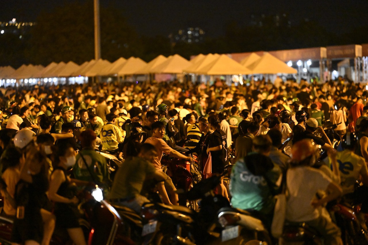 Lượng xe ôm và khán giả đan xen ở khu vực sân vận động Mỹ Đình.