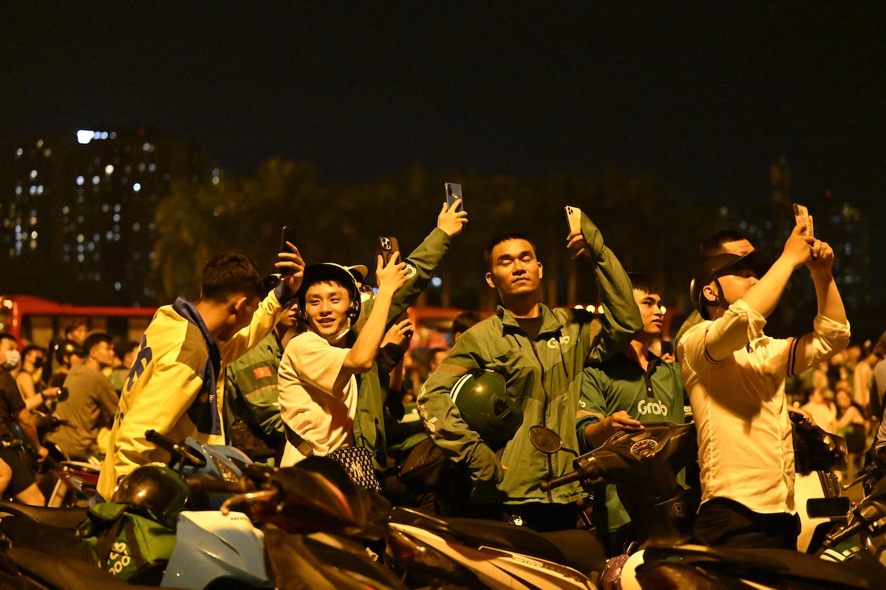 Đêm nhạc là dịp để xe ôm kiếm thêm thu nhập.