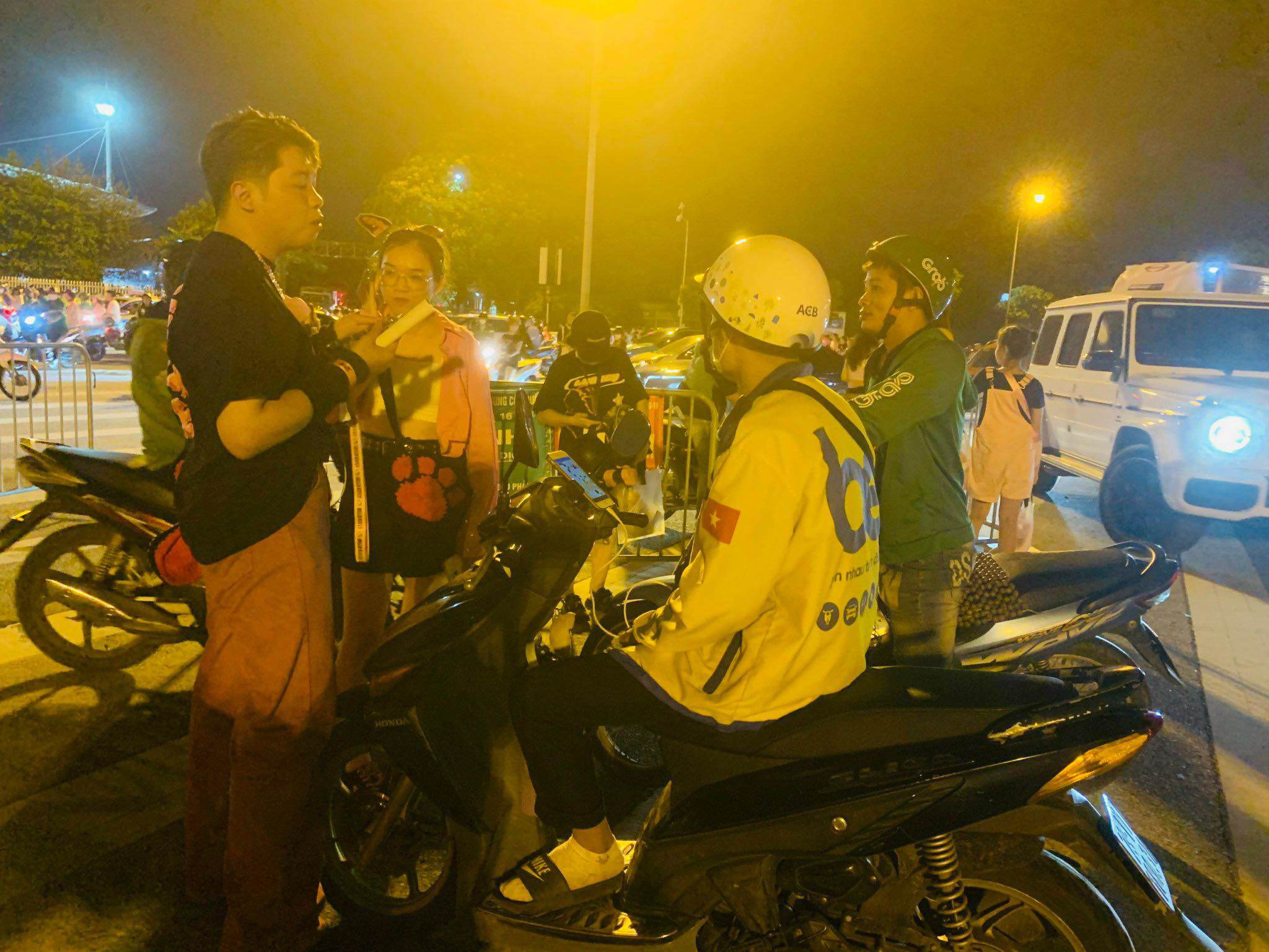 Chị Lan được báo giá xe ôm nhưng đắt quá nên từ chối.