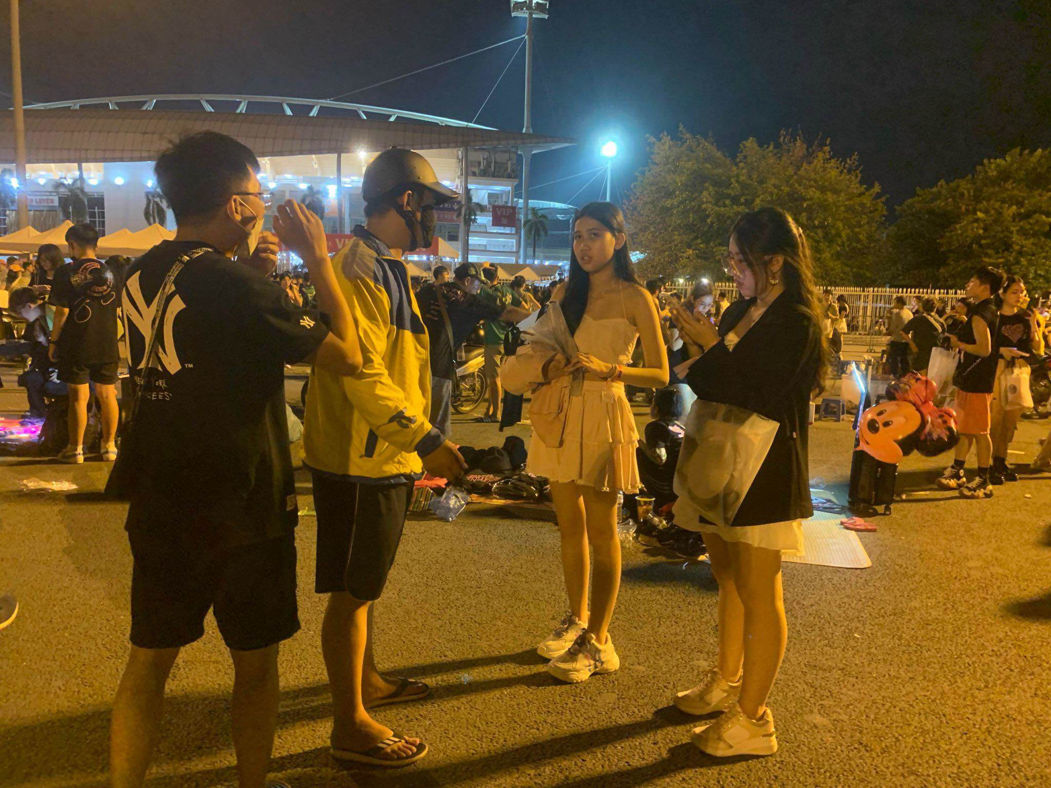 Chị Yến Phi và bạn tìm xe ôm về nhà.