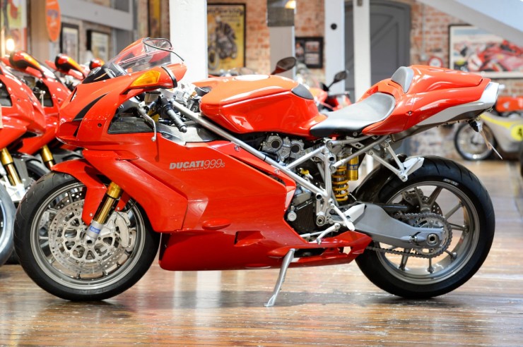 9. 2003 Ducati 999 sở hữu động cơ 998cc L-Twin Testastretta Desmodromic, đạt vận tốc tối đa 170 mph (273,58 km/h).&nbsp;