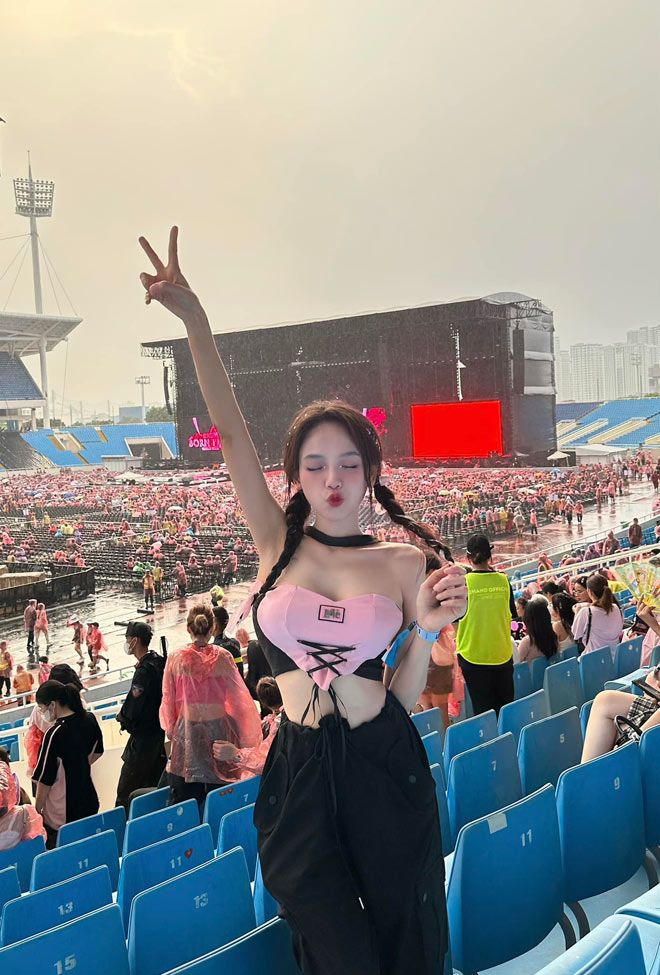 Quỳnh Trang trên khán đài concert BlackPink