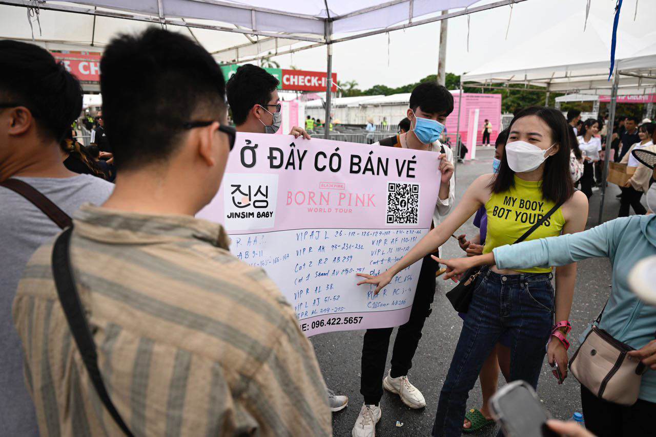 Giá vé tăng chóng mặt