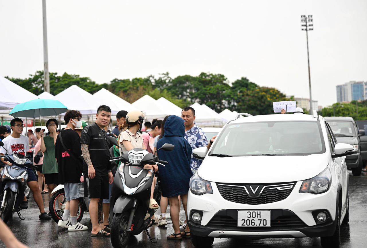 Nhiều người tìm đến mua vé tại sân vận động Mỹ Đình