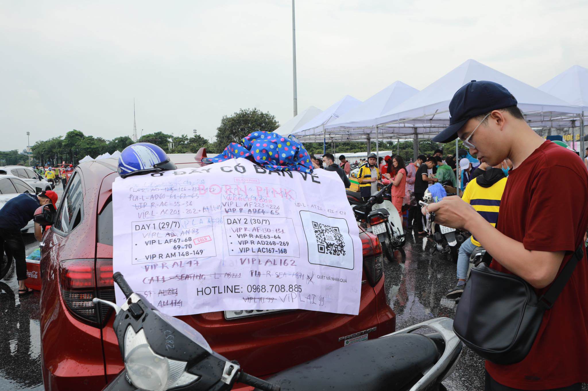 Những vé khá xa sân khấu cũng được đẩy giá lên cao so với hôm trước