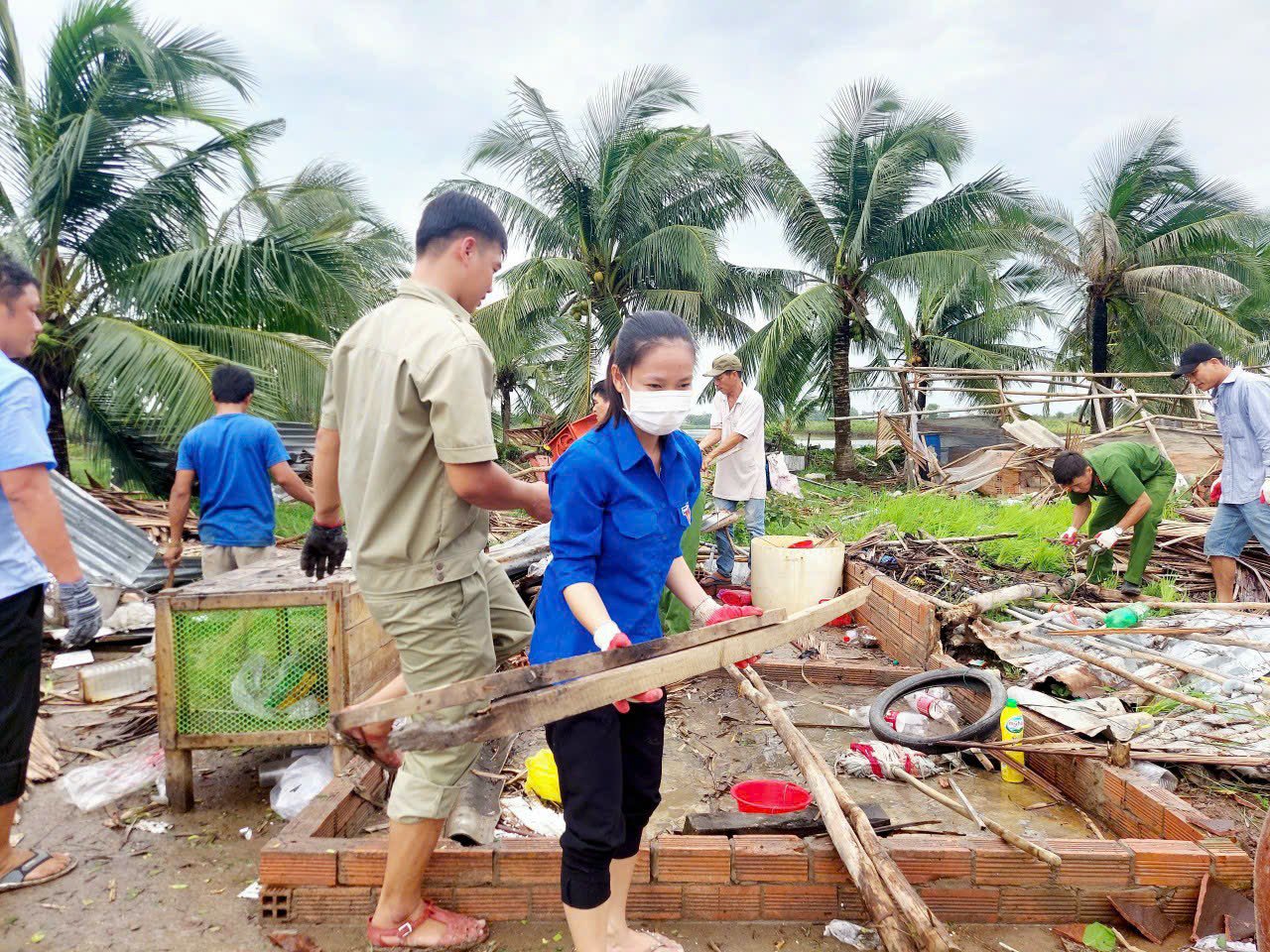 Nhiều nhà dân ở huyện U Minh bị sập do giông lốc