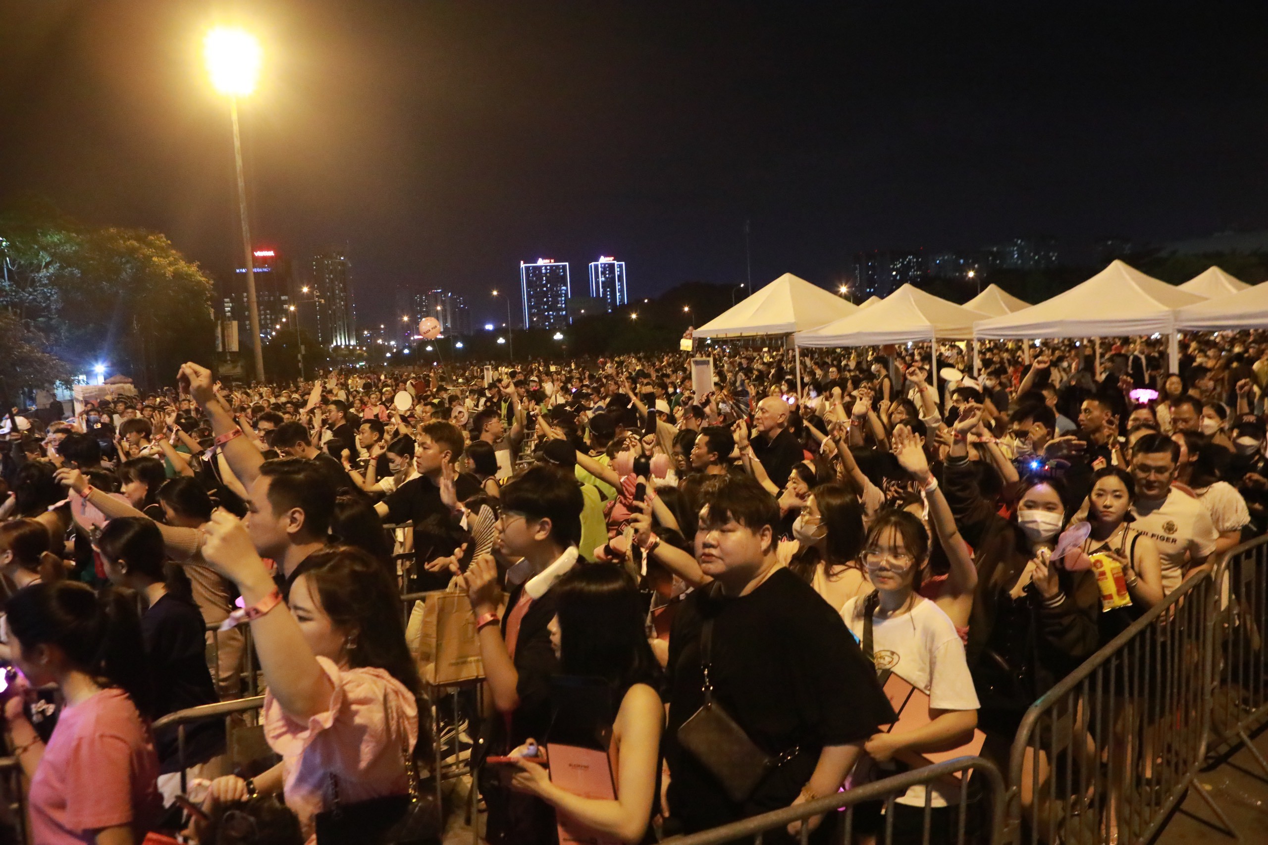 Tối 30/7, đêm nhạc thứ 2 của nhóm nhạc Blackpink sẽ diễn ra tại sân vận động Mỹ Đình (Hà Nội). Tuy nhiên, khoảng 19h47, do lỗi hệ thống quét mã vé, hàng nghìn người phải đợi ở ngoài cổng.