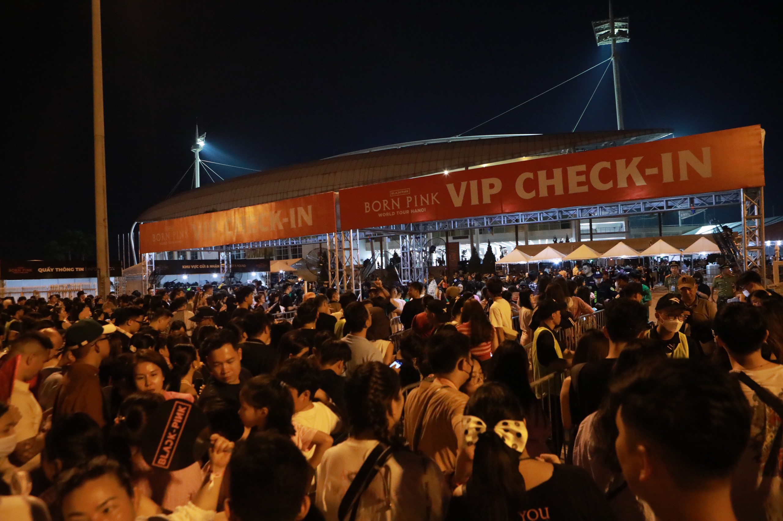 Chỉ ít phút sau sự cố đã được khắc phục, khán giả có thể vào sân.