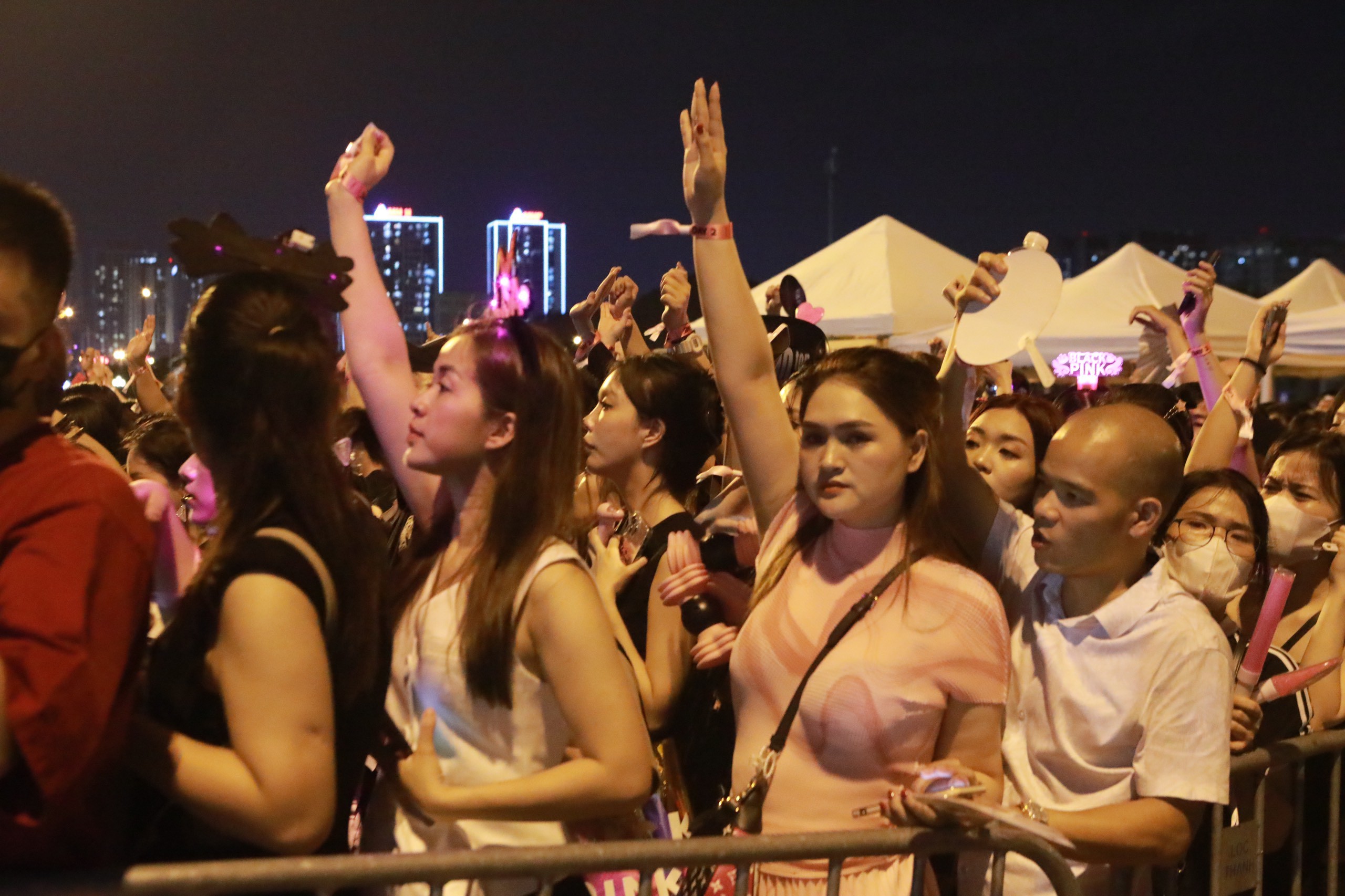 Rất đông fan xếp hàng để vào trong sân xem đêm nhạc