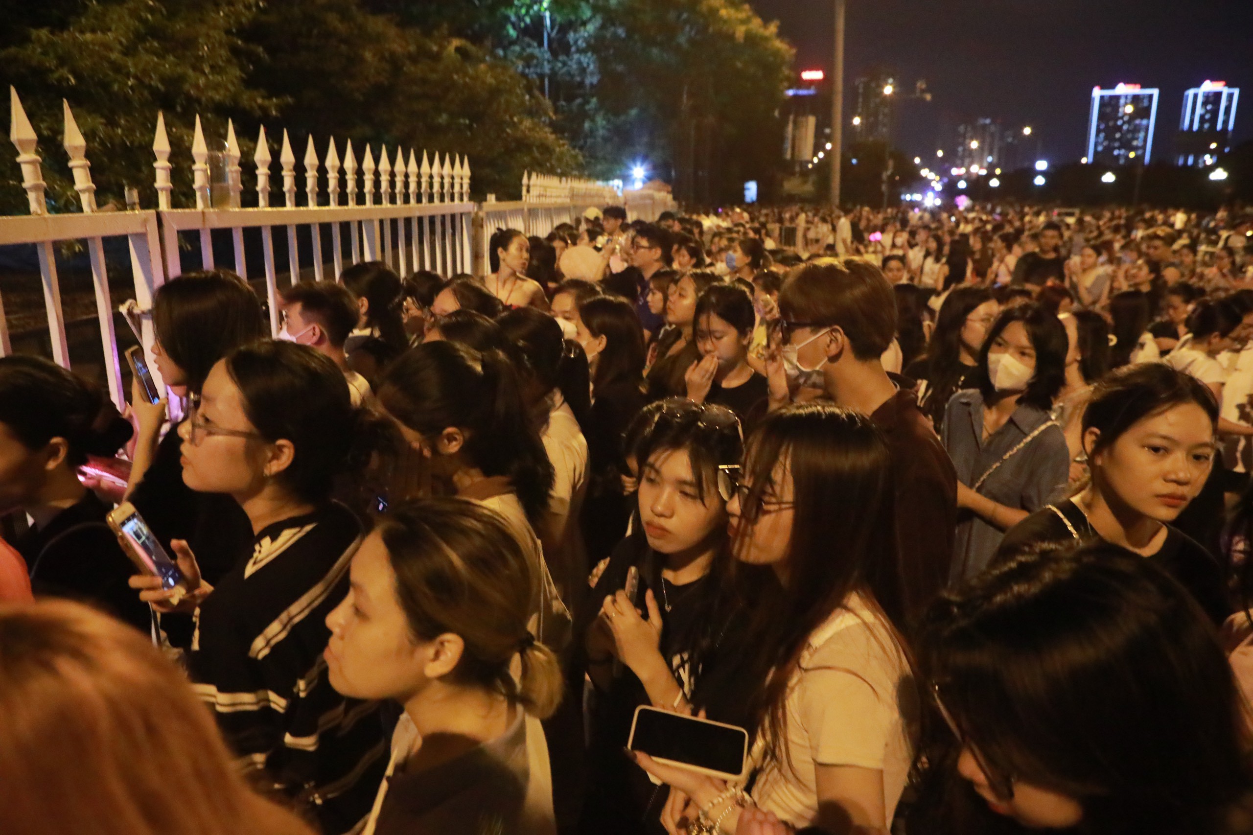 Khi đêm nhạc bắt đầu, nhiều người hâm mộ không có vé vào trong đã đứng ngoài cổng để xem từ xa