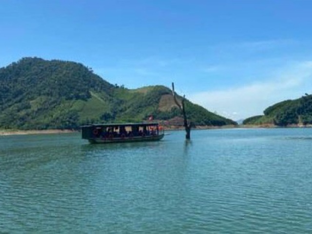 Du lịch - Bồng bềnh trên hồ Nước Trong