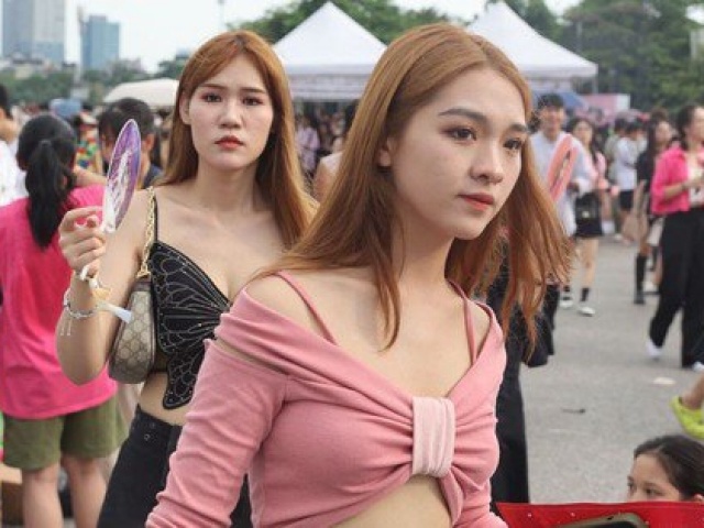 Thời trang - Fan Việt mặc kiệm vải tới đêm diễn thứ hai của BlackPink ở Mỹ Đình